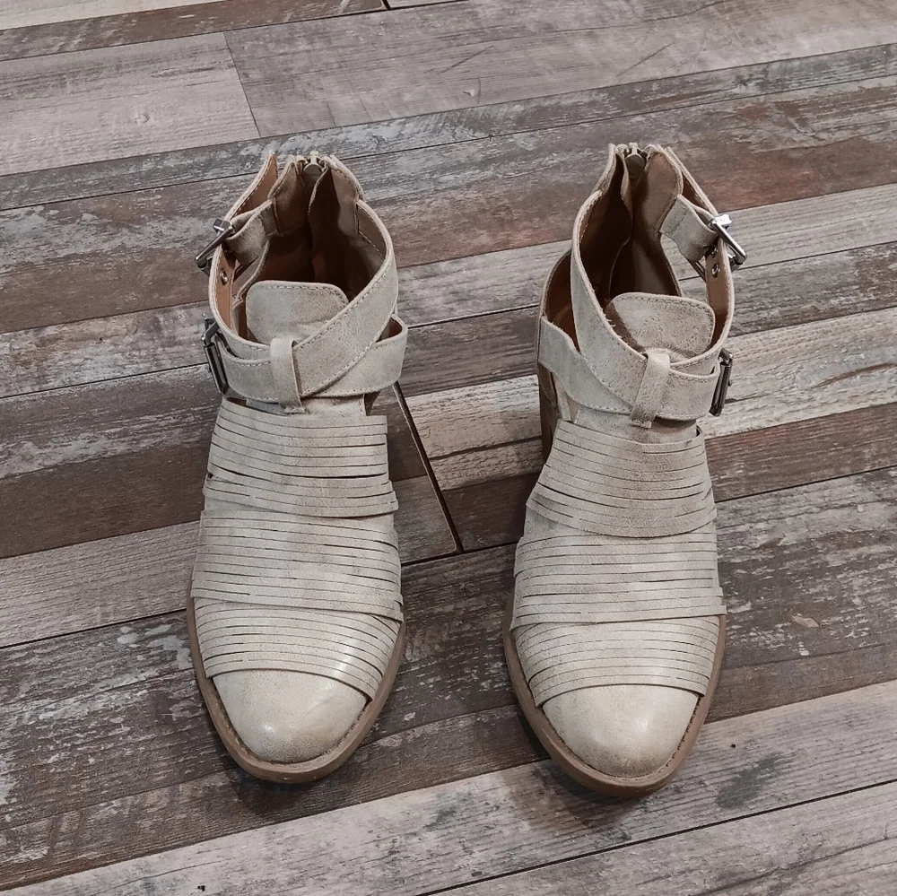 Qupid Cream Minimalist Strappy Women's Ankle Shoes Size 8
